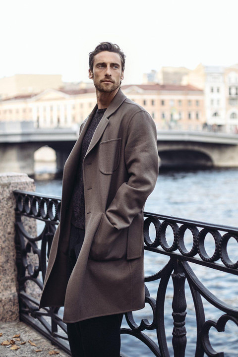 Với gu thời trang sành điệu, trông anh chẳng khác gì các siêu mẫu nổi tiếng.