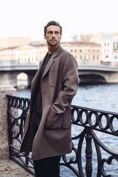 Với gu thời trang sành điệu, trông anh chẳng khác gì các siêu mẫu nổi tiếng.