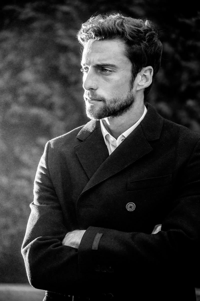 Claudio thích những chiếc áo khoác dáng dài toát lên sự lịch làm, tinh tế. 