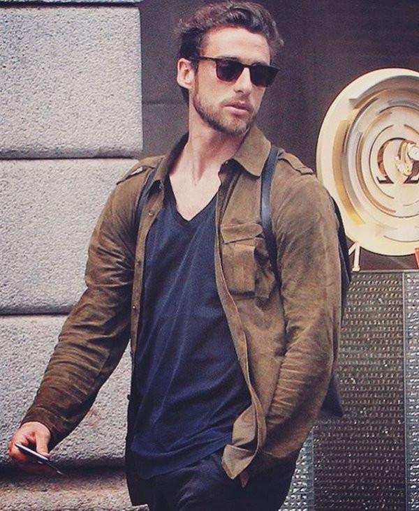 Với trang phục thường ngày, đôi khi chỉ đơn giản là chiếc quần jeans và áo phông, Marchisio vẫn chú ý đến từng chi tiết và luôn luôn tạo điểm nhấn riêng bằng cách xắn cao ống quần hoặc đeo đồng hồ lịch lãm.