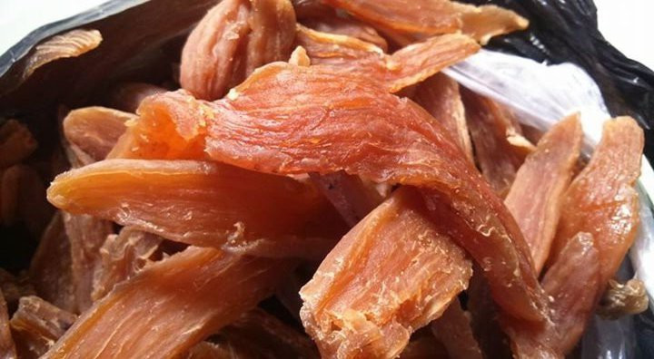 Khoai deo: Món khoai deo - món ăn dân dã của Quảng Bình được rất nhiều người yêu thích khi tới du lịch Phong Nha - Kẻ Bàng, thăm mộ Đại Tướng Võ Nguyên Giáp...Khoai dẻo mềm cùng vị ngọt nhẹ rất ngon miệng.