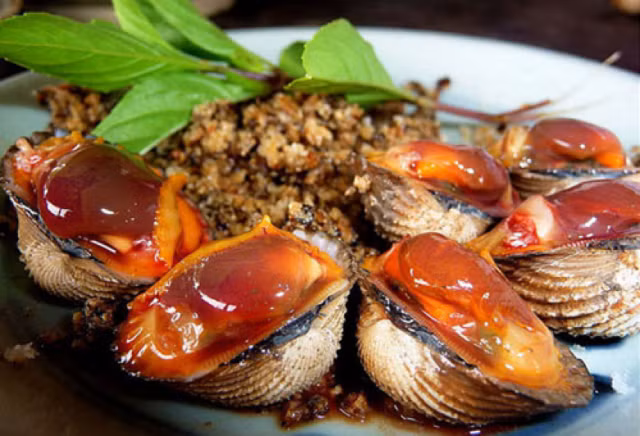 Sò huyết sông Roòn Quảng Bình: Sò huyết sông Roòn là một đặc sản không thể bỏ qua ở Quảng Bình. Sò huyết ở vùng sông này có thể được chế biến thành rất nhiều món ăn, nhưng đặc sắc nhất có lẽ là sò huyết tái chanh và sò huyết chần nước mắm. Với cách chế biến độc đáo cùng với nguyên liệu tươi ngon bổ dưỡng, món ăn này chắc chắn sẽ là đặc sản không thể bỏ qua khi du lịch Quảng Bình.