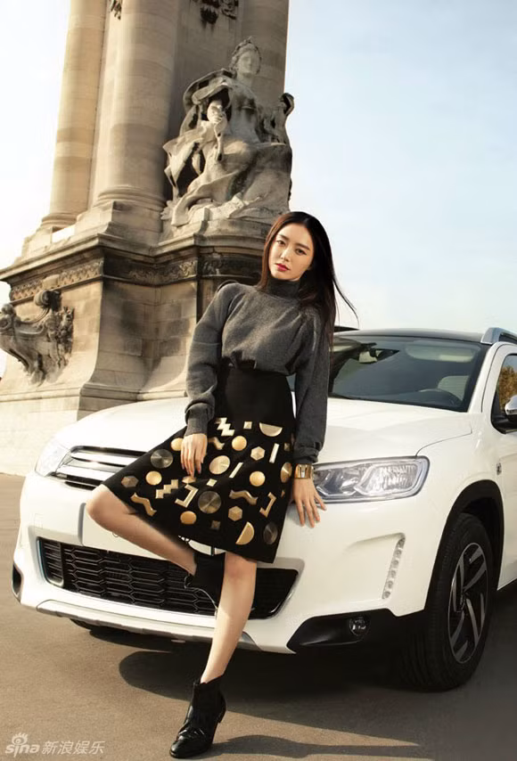 Mỹ nhân "Diên Hi công lược" trông vô cùng sang chảnh với áo thun cao cổ và chân váy len.