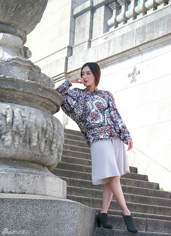 Cô phối áo với chân váy và boot ngắn cực kỳ thời thượng.