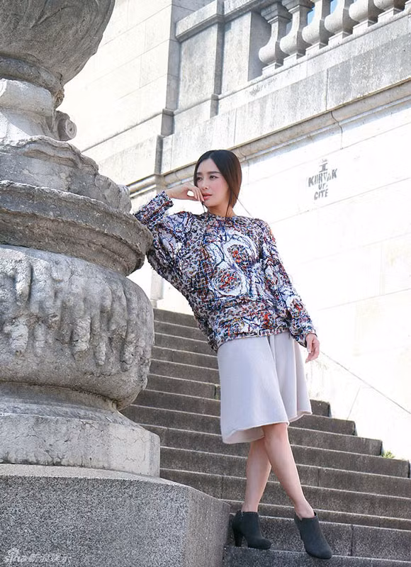 Cô phối áo với chân váy và boot ngắn cực kỳ thời thượng.