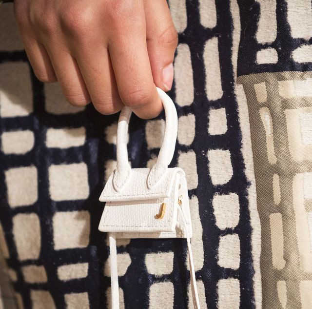 Thoạt nhìn, có thể thấy chiếc túi này có thiết kế kiểu dáng khá đơn giản. Thế nhưng, với kích thước siêu nhỏ, có thể nằm gọn trong lòng bàn tay, mẫu túi này đã tạo nên một cơn sốt trên toàn cầu.