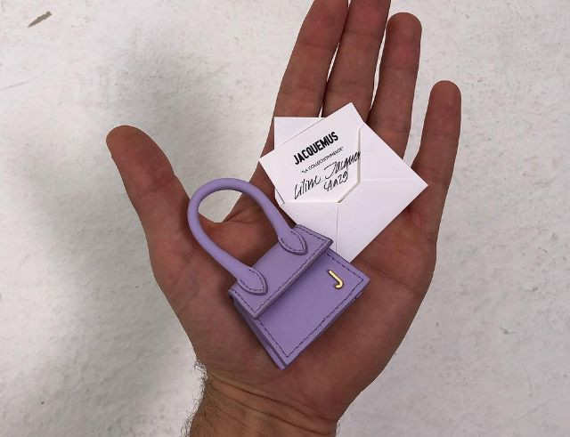 Túi xách mini đã thống trị các tuần lễ thời trang trong vài mùa qua với xu hướng tiếp tục thu nhỏ hơn nữa.