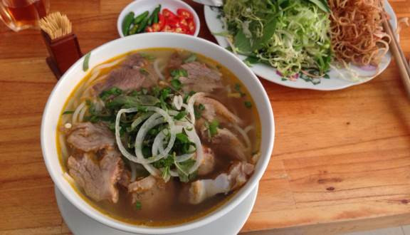 2. Bún bò Huế: Món bún này ngon nhất khi do chính người gốc Huế nấu, bởi lúc đó du khách mới cảm nhận được sự đậm đà chuẩn vị của thịt bò được tẩm ướp, của nước dùng cay xè mà ngon ngất ngây. Khi ăn bún bò, nhất định không thể thiếu hoa chuối, giá đỗ và một vài miếng ớt đỏ.