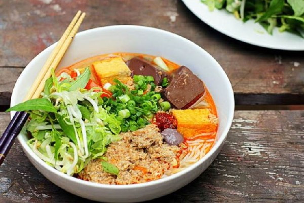 4. Bún riêu: Món bún này có màu đỏ thẫm đặc trưng nhờ sử dụng bột cà chua và thịt cua. Thịt cua chính là điểm nhấn của món bún này, nhưng tùy vào từng khu vực thịt cua có thể thay thế bằng ốc, thịt heo…