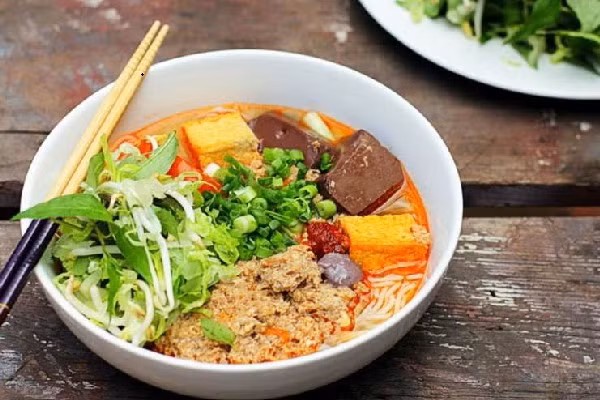 4. Bún riêu: Món bún này có màu đỏ thẫm đặc trưng nhờ sử dụng bột cà chua và thịt cua. Thịt cua chính là điểm nhấn của món bún này, nhưng tùy vào từng khu vực thịt cua có thể thay thế bằng ốc, thịt heo…