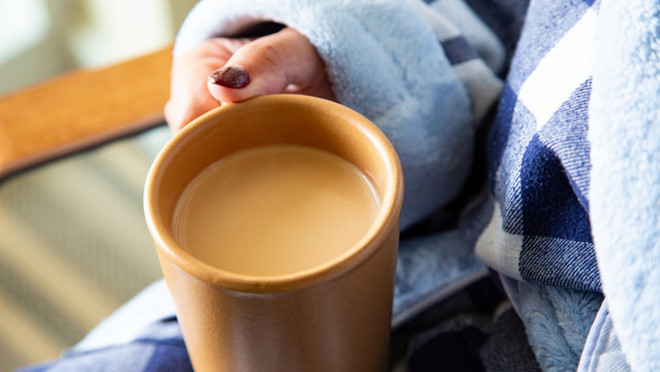 Cacao nóng là "phiên bản nâng cao" của ly sô cô la nóng thông thường bạn hay uống, là thứ đồ uống giúp tỉnh táo rất công hiệu. Cacao nóng làm bạn cảm thấy tích cực và đầy năng lượng nhờ có chứa chất anandamide.