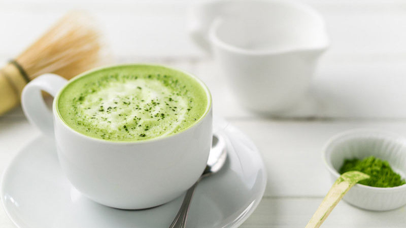 Trong matcha có đủ cafein để cung cấp cho bạn đủ năng lượng. Thêm nữa, trà xanh matcha còn chứa L-theanine, một axit amin làm bạn thư giãn mà không làm bạn cảm thấy buồn ngủ.