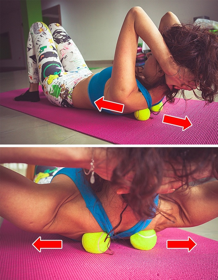  Giảm đau lưng với một quả bóng tennis Để giảm đau, bạn có thể thử kiểu massage giảm đau lưng bằng bóng tennis. Để thư giãn và giảm đau lưng bạn chỉ cần một vài quả bóng tennis! Bạn nằm ngửa. Sau đó bạn uốn cong đầu gối và để chân trên mặt đất. Nâng hông và đặt 2 quả bóng tennis dưới lưng. Bạn nằm yên trong 60 giây. Bạn có thể di chuyển các quả bóng xung quanh để nhắm vào các vùng cơ khác nhau và tìm các điểm căng khác nhau. Ví dụ, bạn có thể di chuyển xuống và lên. Cẩn thận không lăn hoặc ấn cột sống vào quả bóng tennis.