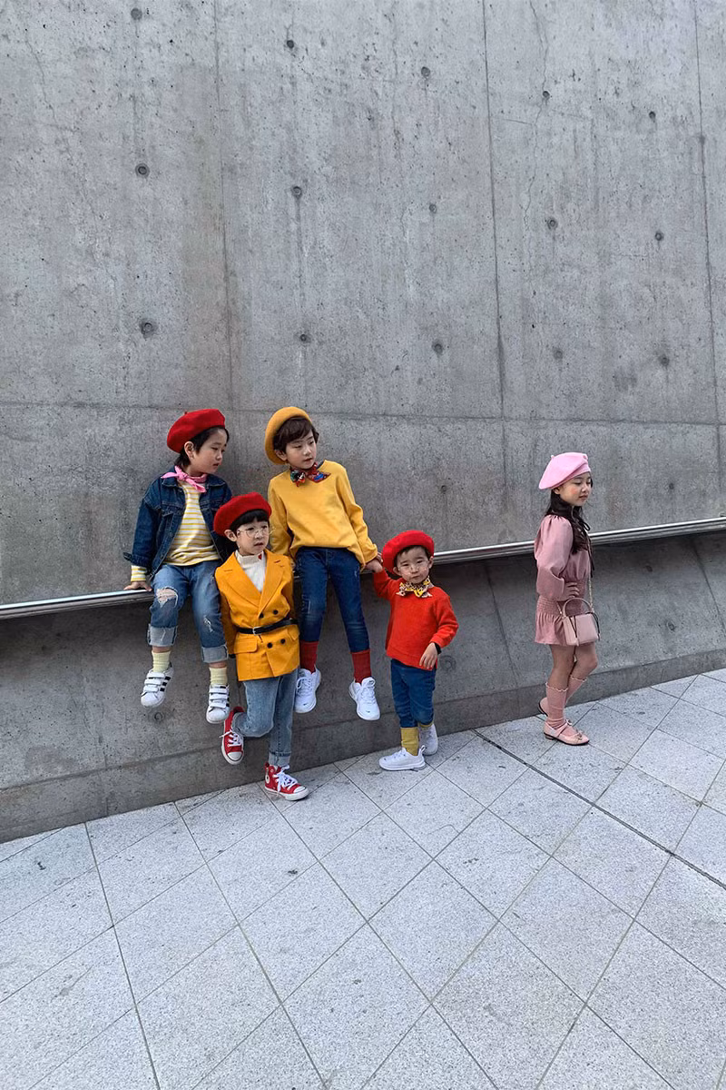 Các bé còn được cha mẹ mix thêm những món phụ kiện sắc màu như mũ, khăn quàng cổ, đai lưng hay túi xách cực ấn tượng