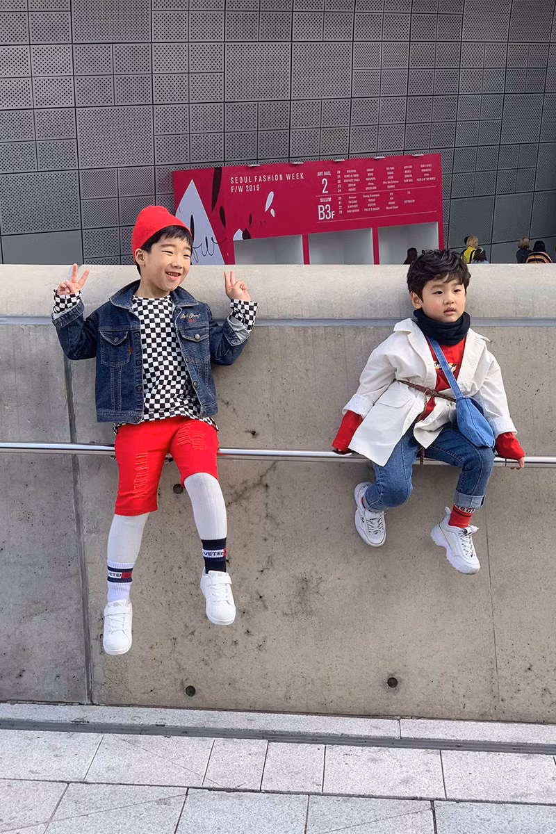 Thời trang của các bé được phối một cách hài hòa.