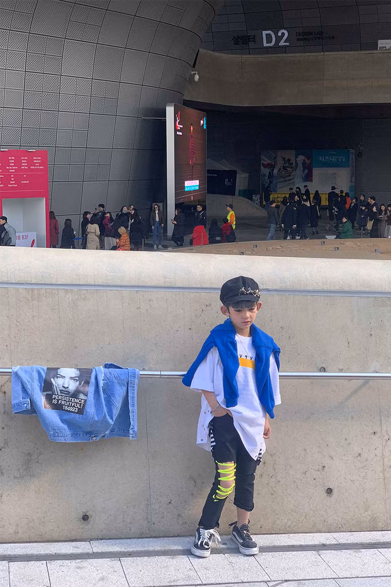 Cậu bé trông hết sức sành đệu với set đồ áo phông rộng và quần rách gối phá cách.