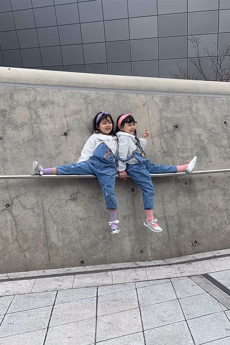 Cặp đôi bé gái diện trang phục đồng điệu ton sur ton. Hai fashionista nhí này lớn lên chắc hẳn sẽ trở thành model chuyên nghiệp. Ảnh: Highsnobiety, Harper's Bazaar.