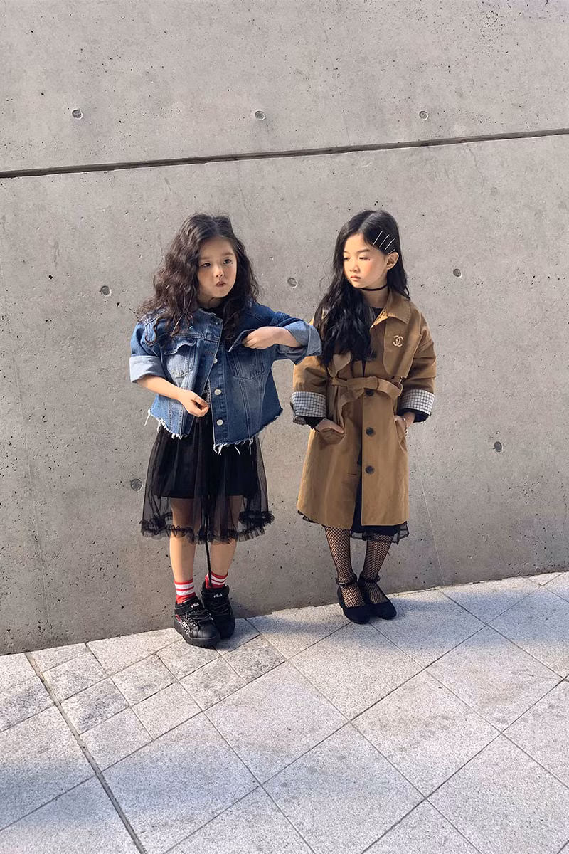 Không chỉ đầu tư vào trang phục, các bé còn được trang điểm và làm tóc như những người mẫu thực thụ.