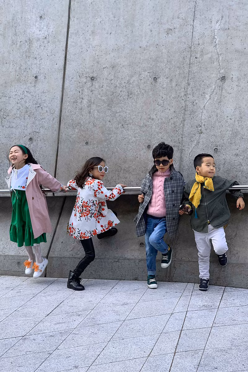 Mỗi bé một vẻ, tạo dáng cực đáng yêu.