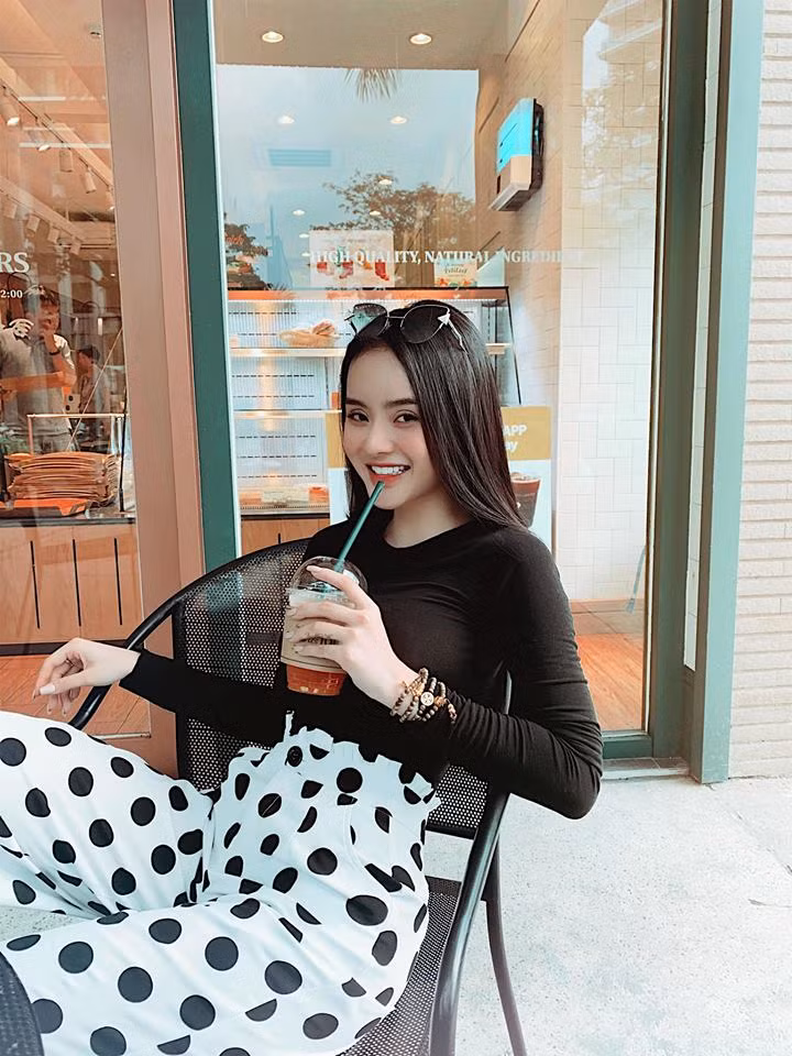 Sở hữu làn da đẹp, Phương Trang rất tự tin để mặt mộc mỗi khi ra khỏi nhà. Cô cho biết: "Tôi rất tự tin để mặt mộc không son phấn khi ra ngoài vì đó là vẻ đẹp chân thật và tự nhiên nhất mà bất kỳ người con gái nào cũng đều có thể làm được. Hơn thế, việc để mặt mộc thường xuyên cũng giúp ích cho da hít thở, bảo vệ làn da tốt hơn là trang điểm thường xuyên."