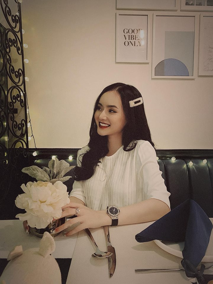 Gương mặt cô không kén bất kỳ kiểu make up nào, đậm hay nhạt cô đều thích. Riêng về son môi, Phương Trang thích nhất gam màu đỏ, cam đất và nude..