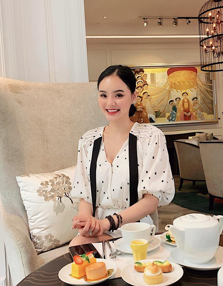 Bên cạnh đó, Phương Trang luôn dùng kem chống nắng vào ban ngày, bất kể thời tiết ra sao. Đây là cách để bảo vệ làn da khỏi tác hại của tia tử ngoại.