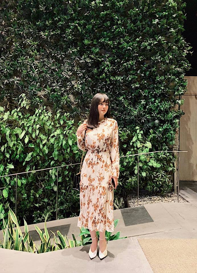 Phương Trang luôn thoa thêm kem dưỡng ban đêm giúp da căng bóng, tươi tắn, uống kèm 2 lít nước/ngày để thải độc tố hiệu quả, cấp ẩm tốt.