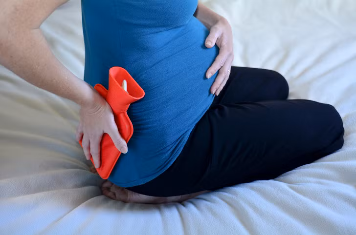 3. Cảm thấy chuột rút và đau lưng nhiều hơn: Dấu hiệu mẹ bầu sắp sinh này xảy ra rõ hơn từ lần mang thai thứ 2 trở đi. Khi thời điểm chuyển dạ gần kề, các cơ và khớp của mẹ dần căng để chuẩn bị đón bé chào đời nên mẹ sẽ cảm thấy bị chuột rút và đau nhiều hơn ở vùng lưng và háng.