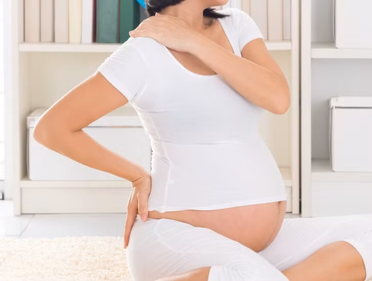 1. Cổ tử cung giãn ra: Một trong những dấu hiệu cho thấy mẹ bầu sắp sinh, đó là cổ tử cung bắt đầu giãn và mỏng đi trong vài ngày hoặc vài tuần trước khi mẹ chuyển dạ thực sự. Mẹ có thể kiểm tra thường xuyên tại các cơ sở y tế.