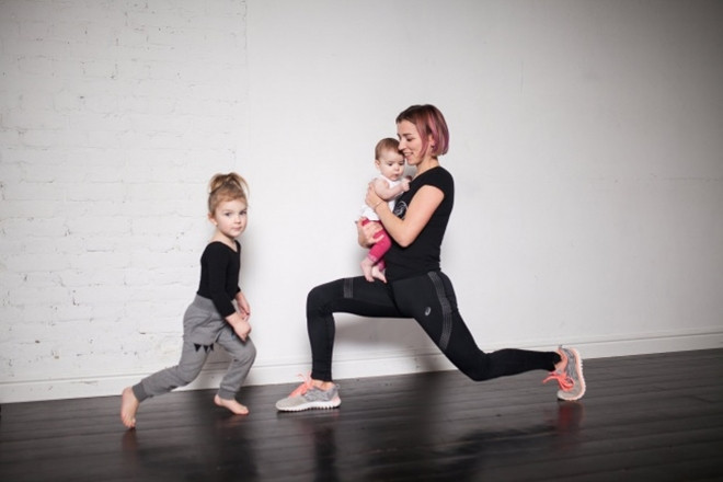 Lunges bước lên: Vẫn giữ em bé trước mặt, hai chân đứng thẳng, rộng bằng một vai. Bước một bước dài lên phía trước, hạ thấp trọng tâm sao cho đầu gối vuông góc. Giữ trong vài giây rồi trở về tư thế chuẩn bị. Lặp lại động tác 10 lần rồi đổi bên.