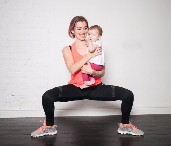 Pliés: Ôm bé ở một bên người, đứng thẳng, hai chân rộng hơn hai vai. Hạ thấp trọng tâm cho đến khi đầu gối tạo thành góc vuông. Giữ trong vài giây rồi trở về tư thế ban đầu. Lặp lại động tác 10 lần.