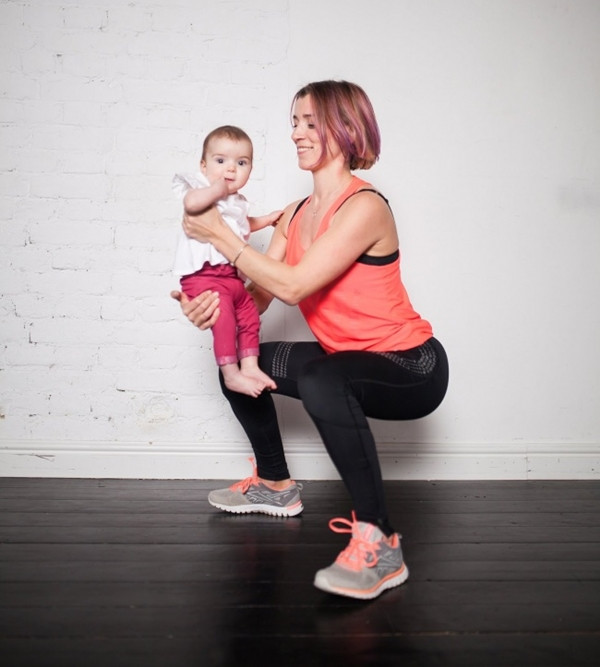 Squats: Giữ em bé trong vòng tay trước mặt bạn. Dang rộng chân bằng vai. Từ từ hạ người xuống thấp ở tư thế ngồi, cố gắng hạ càng thấp càng tốt, trụ vững đầu gối và khuỷu chân. Sau đó từ từ đứng lên. Lặp lại bài tập giảm cân này 10 lần.