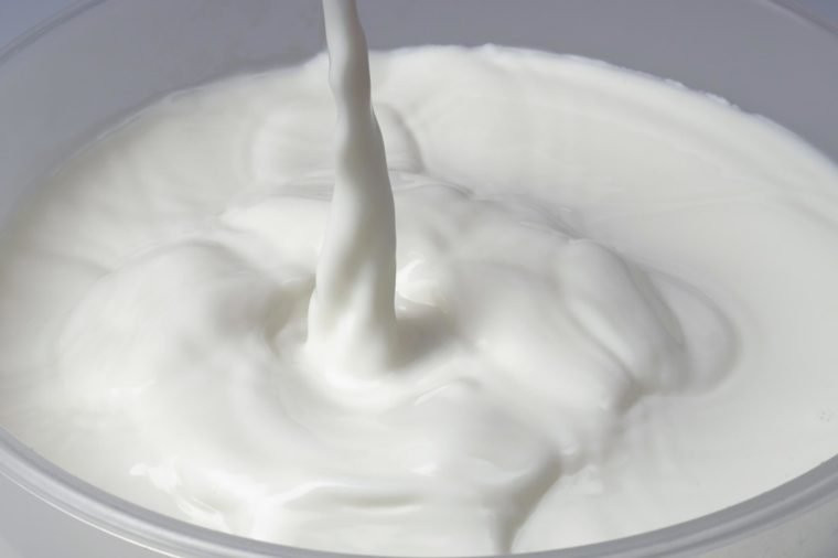 Sữa tách béo: Chuyên gia dinh dưỡng Jackica Ivey bổ sung sữa tách béo vào chế độ ăn uống hàng ngày. Lượng canxi đầy đủ là điều cần thiết để đảm bảo sức khỏe xương và răng lợi.