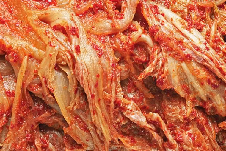 Dưa bắp cải và kim chi: Thực phẩm lên men chứa nhiều chất xơ và vitamin C và K. Đặc biệt, chúng có chứa men vi sinh, giúp tăng cường sức khỏe tiêu hóa và có thể có thêm lợi ích như kiểm soát cân nặng và sức khỏe tâm thần.