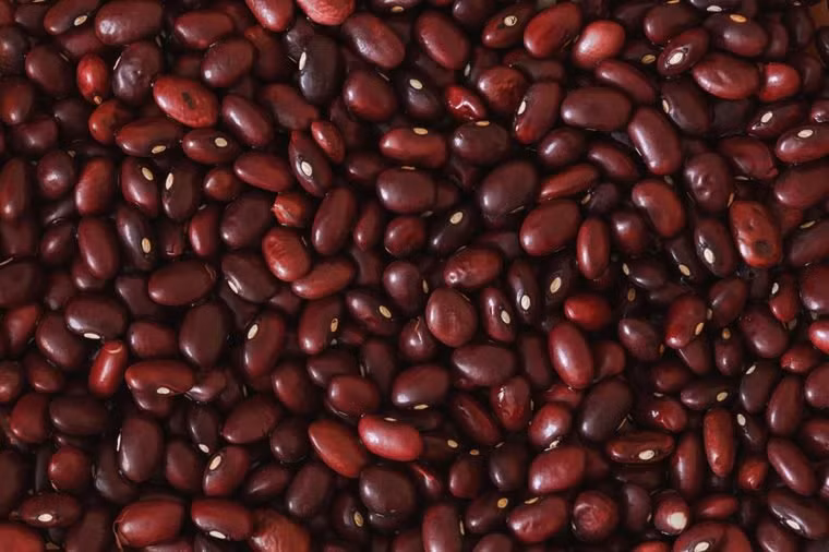 Các loại đậu không chỉ giàu chất xơ, chúng còn giàu protein từ thực vật. Các nhà dinh dưỡng thích thêm đậu đỏ, đậu lăng và đậu xanh (gọi chung là đậu) vào bữa ăn mỗi ngày vì chúng chứa nhiều loại vitamin và khoáng chất bao gồm vitamin B, sắt và kẽm.