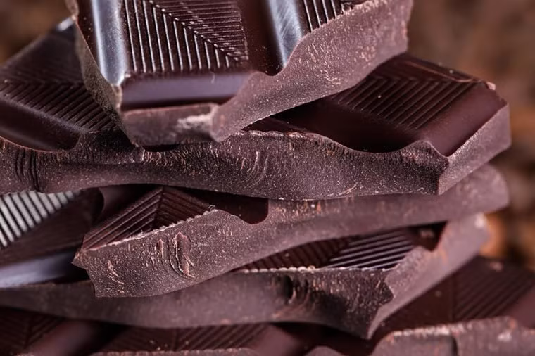Socola đen: Một nghiên cứu chỉ ra rằng ăn socola đen bốn lần một tuần có thể giúp giảm huyết áp và cải thiện chức năng mạch máu. Ảnh: Shutterstock.