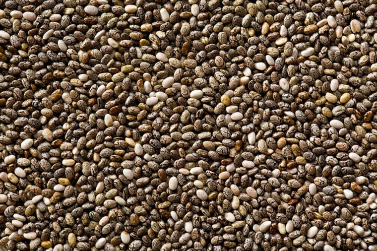 Hạt chia: Loại hạt này chứa ít carbohydrate và chứa nhiều chất xơ, axit béo omega-3 và protein. Một số nghiên cứu cho thấy hạt chia cũng có thể giúp kiểm soát lượng đường trong máu và thúc đẩy tiêu hóa khỏe mạnh và trái tim khỏe mạnh.