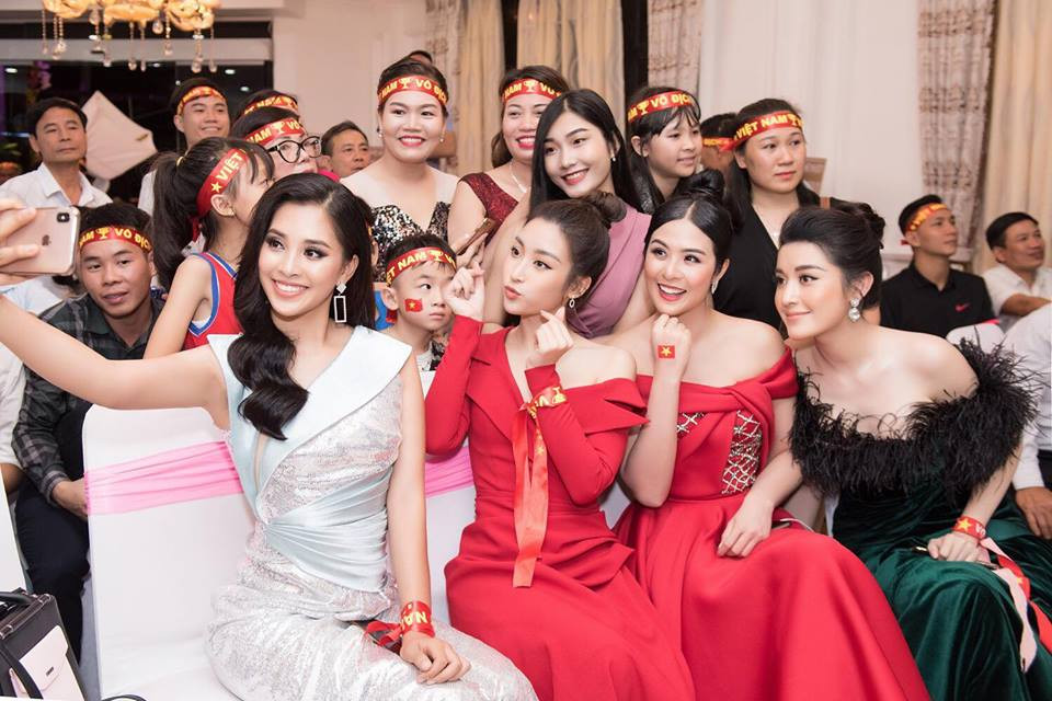 Người đẹp mặc váy dạ hội nổi bật bên các hoa hậu khác.