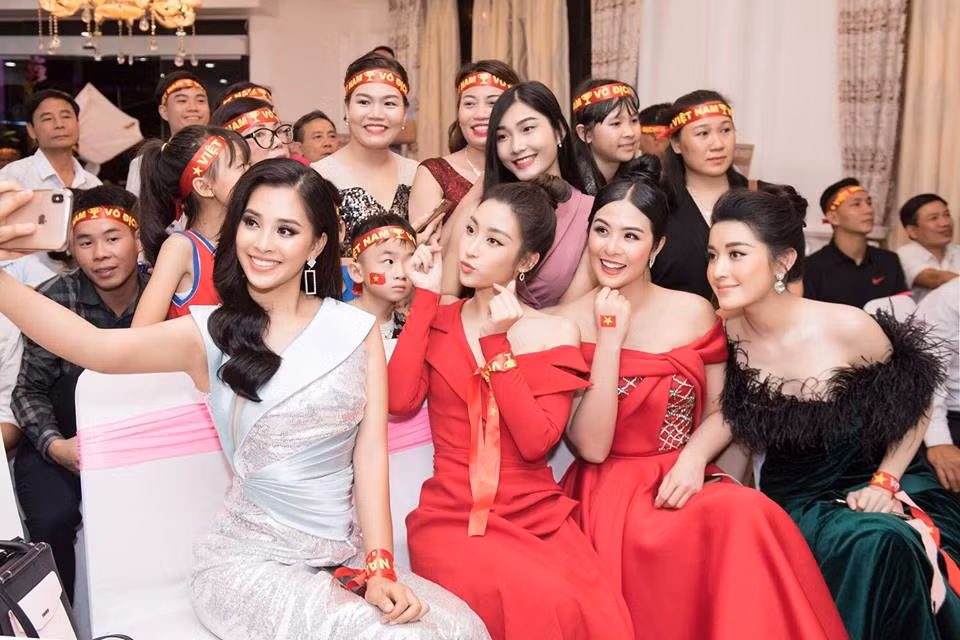 Người đẹp mặc váy dạ hội nổi bật bên các hoa hậu khác.