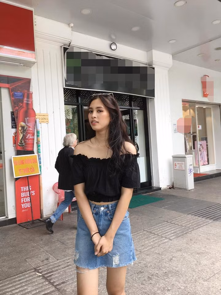 Không chỉ trên sân khấu, phong cách thời trang đường phố của người đẹp 18 tuổi cũng rất sành điệu.