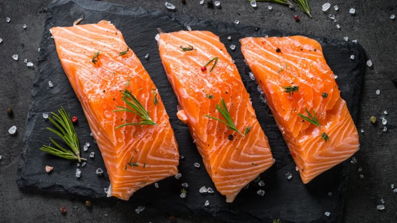 Nếu thiếu vitamin B12, chúng ta có thể mắc các chứng bệnh kinh niên như suy nhược cơ, rối loạn thần kinh, mệt mỏi, ăn mất ngon, trí nhớ kém và thiếu máu. Vitamin B12 được tìm thấy rất nhiều trong các sản phẩm có nguồn gốc từ động vật. Các thực phẩm giàu vitamin B12 gồm cá hồi, cá trích, cá mòi…