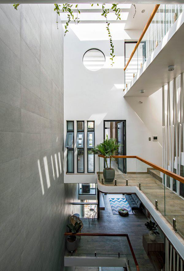 Tất cả các khu vực chức năng đều có cửa hướng ra giếng trời để lấy ánh sáng, thông gió và quan trọng là để các thành viên dễ dàng nhìn thấy nhau, giao tiếp với nhau.