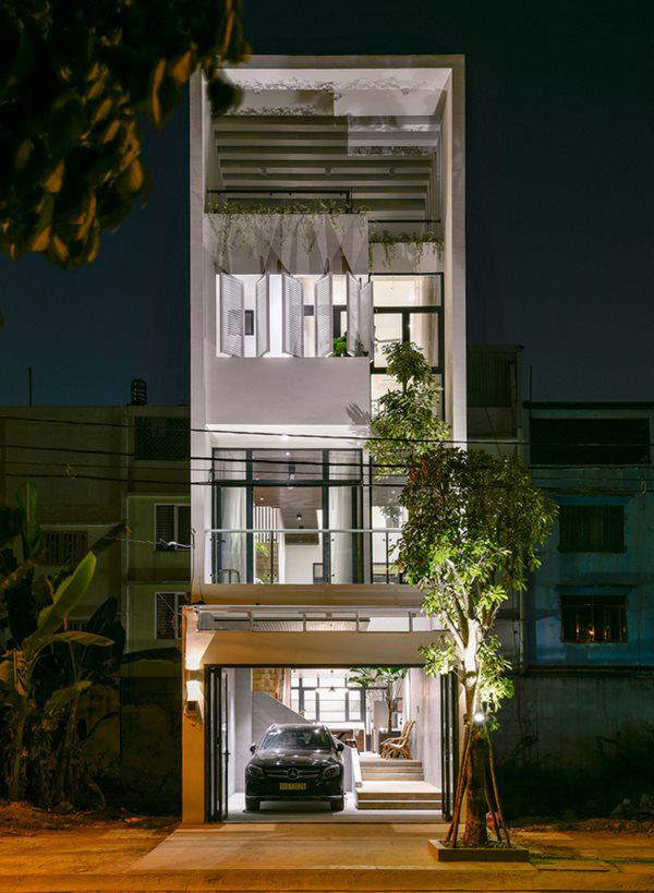 Nhà được sơn phủ ngoài màu trắng hiện đại, đơn giản.