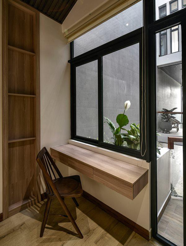 Hạn chế các bức tường gạch thô cứng, các kiến trúc sư sử dụng chủ yếu hệ thống lam bằng gỗ hoặc kim loại, kết hợp với các vách kính trong suốt, rèm để không gian sống trở nên “mềm mại” thông thoáng hơn.