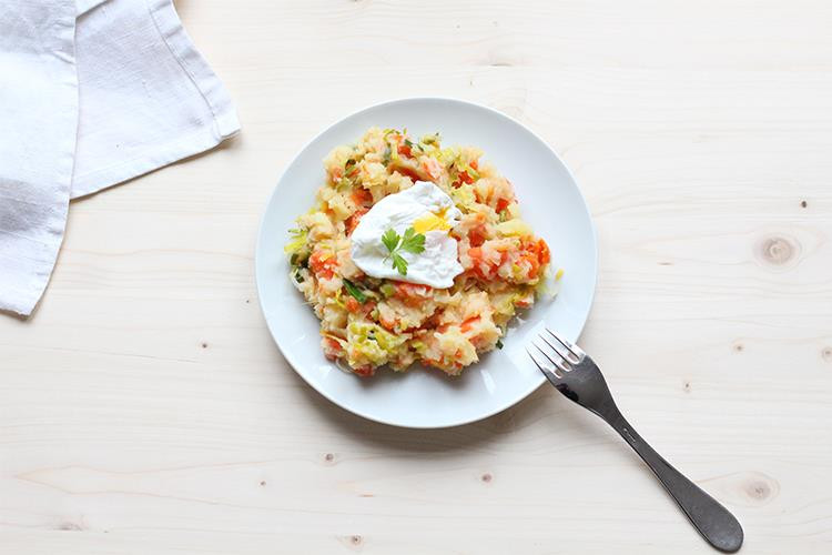 Stoemp, khoai tây nghiền vẫn được người Bỉ đầu tư chỉn chu từ hình thức đến hương vị. Ngoài khoai tây là thành phần cốt lõi được nấu nềm nhừ và trộn đều cùng sữa, thì cà rốt, hành tây, rau xanh... cũng được thêm vào. Tùy thuộc vào việc kết hợp cùng món gì mà đầu bếp sẽ gia giảm nguyên liệu cho tương thích.