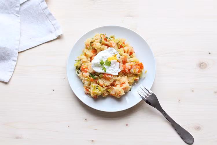 Stoemp, khoai tây nghiền vẫn được người Bỉ đầu tư chỉn chu từ hình thức đến hương vị. Ngoài khoai tây là thành phần cốt lõi được nấu nềm nhừ và trộn đều cùng sữa, thì cà rốt, hành tây, rau xanh... cũng được thêm vào. Tùy thuộc vào việc kết hợp cùng món gì mà đầu bếp sẽ gia giảm nguyên liệu cho tương thích.