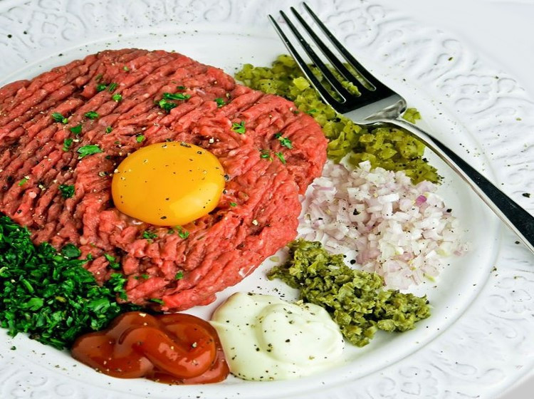 Filet Americain tương tự như bít tết, nó được làm từ thịt bò xay nhuyễn cùng với nước sốt làm từ giấm, hành tây và đường nâu, ăn kèm với khoai tây chiên hoặc bánh mì.