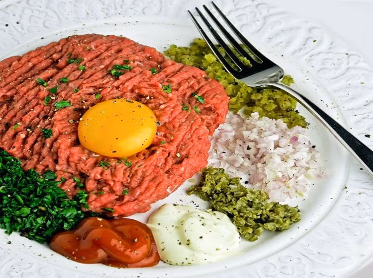 Filet Americain tương tự như bít tết, nó được làm từ thịt bò xay nhuyễn cùng với nước sốt làm từ giấm, hành tây và đường nâu, ăn kèm với khoai tây chiên hoặc bánh mì.