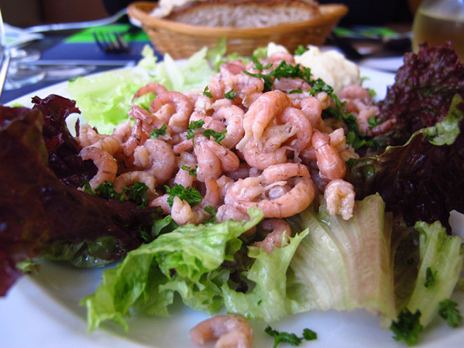 Crevette Grise: Những con tôm nâu được đánh bắt ngoài biển phía bắc nước Bỉ lúc nào cũng có một hương vị riêng, không lẫn vào đâu được. Thông thường chúng sẽ được làm salad cùng với cà chua, xà lách và uống kèm với bia tươi.