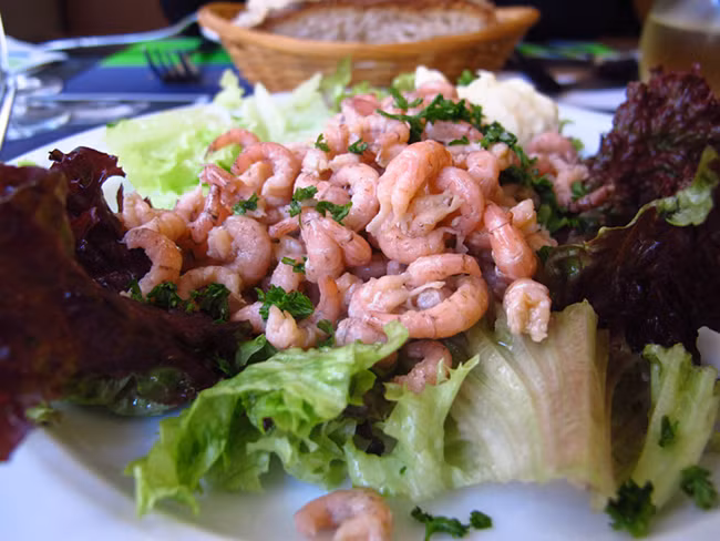 Crevette Grise: Những con tôm nâu được đánh bắt ngoài biển phía bắc nước Bỉ lúc nào cũng có một hương vị riêng, không lẫn vào đâu được. Thông thường chúng sẽ được làm salad cùng với cà chua, xà lách và uống kèm với bia tươi.